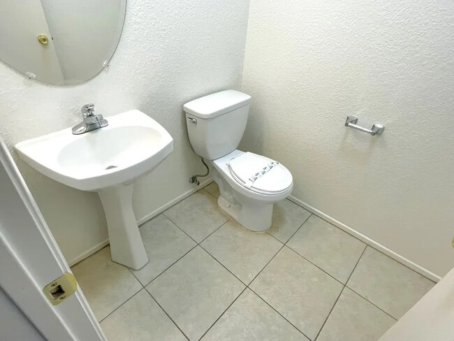 Building Photo - 38645 Annette Ave