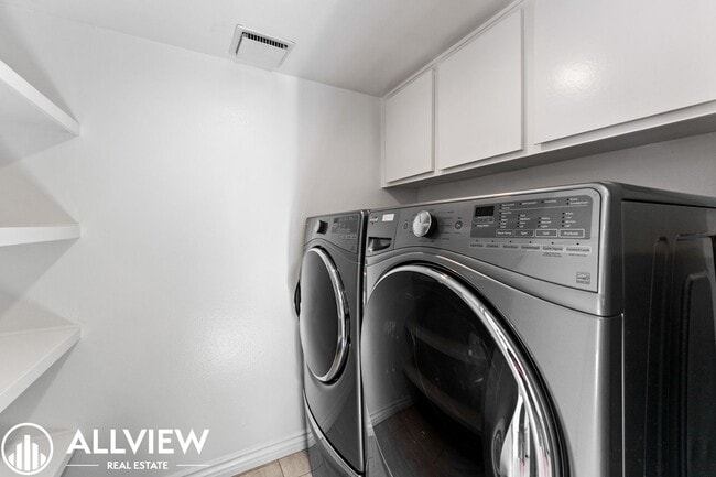 Building Photo - Gorgeous 3 Bed/2.5 Bath in Newport Beach Available Now!