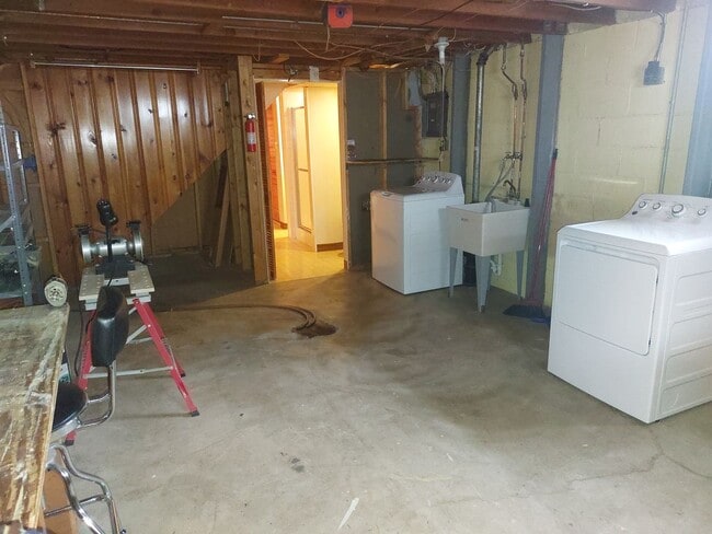 Building Photo - 3 Bedroom 1 1/2 bath brick ranch with 2 ca...