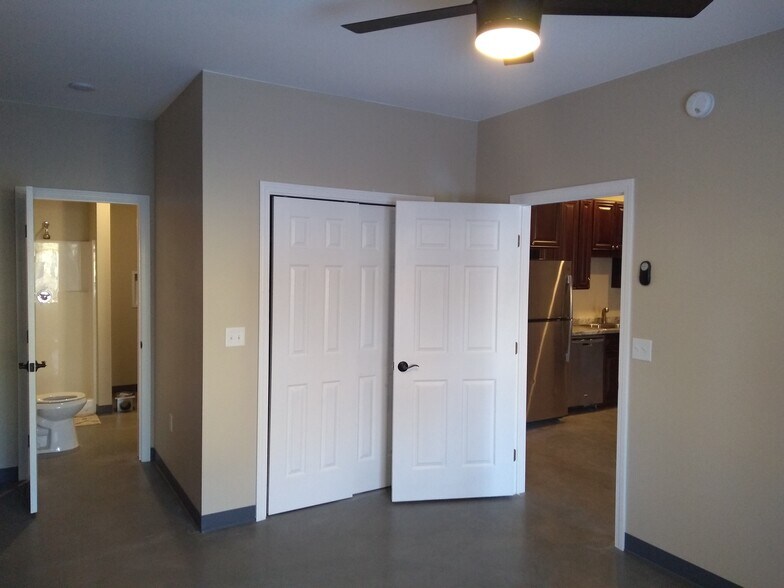 Building Photo - 372 Old County Rd