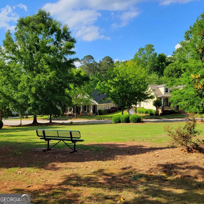 Building Photo - 1121 Surrey Ln