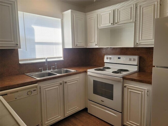Building Photo - 805 W Oakland Park Blvd