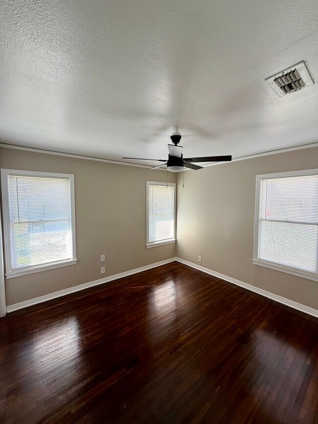 Building Photo - 3933 Harris Dr