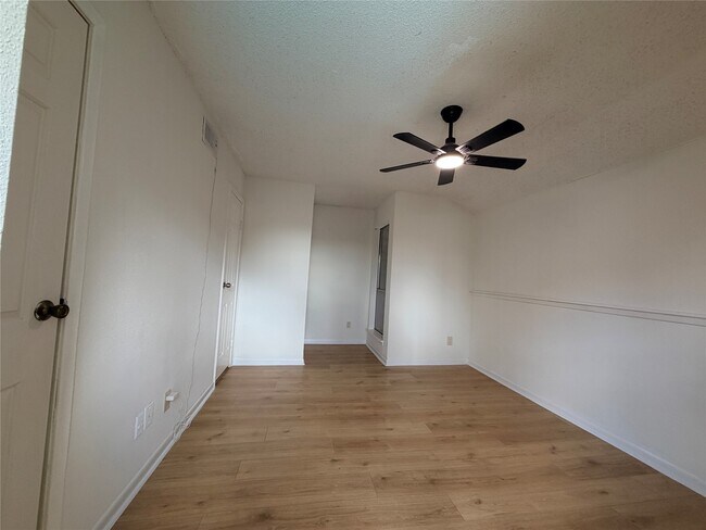 Building Photo - 10855 Meadowglen Ln