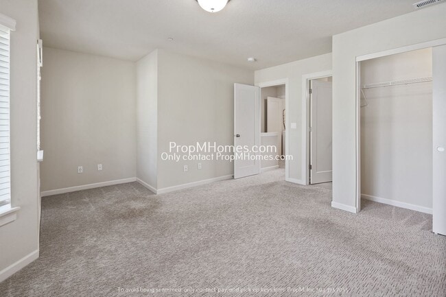 Building Photo - 441 NE Tork Pl