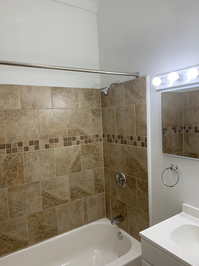 Building Photo - 3 Bedroom in Downtown York City, See Video...
