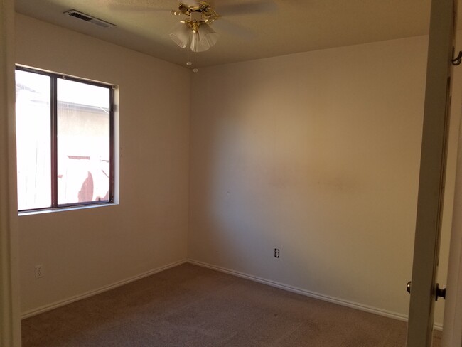 Building Photo - 3 Bed/2 Bath End Unit