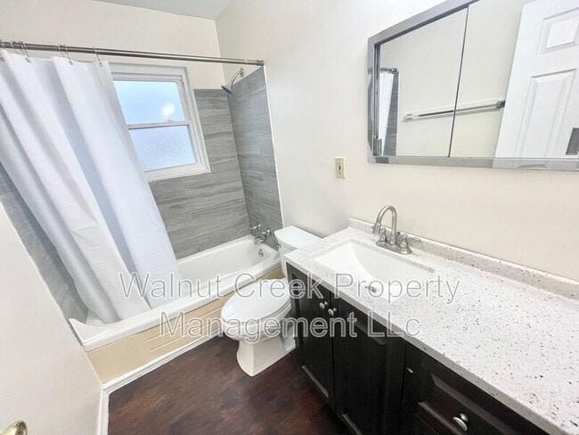 Building Photo - 566 Walnut St