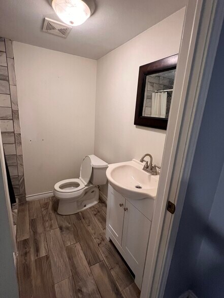 Building Photo - 725 W I Ave