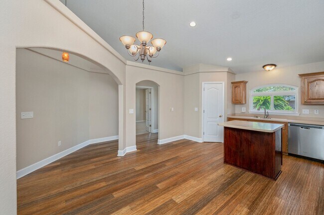 Building Photo - Spacious Home in Navarre!
