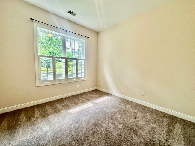 Building Photo - Beautifully Maintained Three Bedroom Home ...