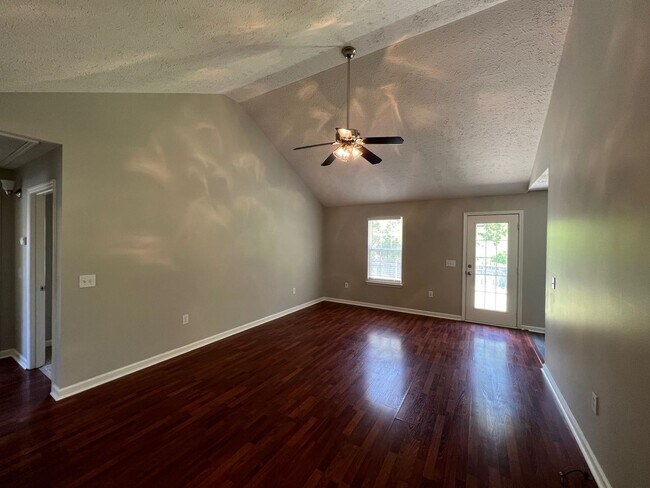 Building Photo - 3 br, 2 bath House - 742 Eaglesham Dr.