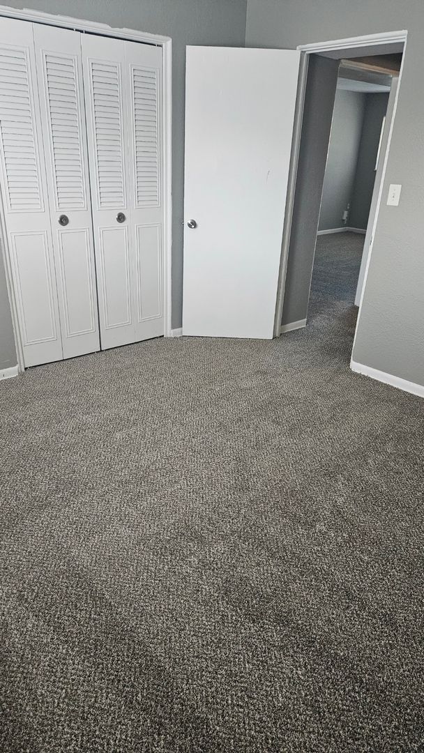 Building Photo - 2 bedroom- HUGE PATIO