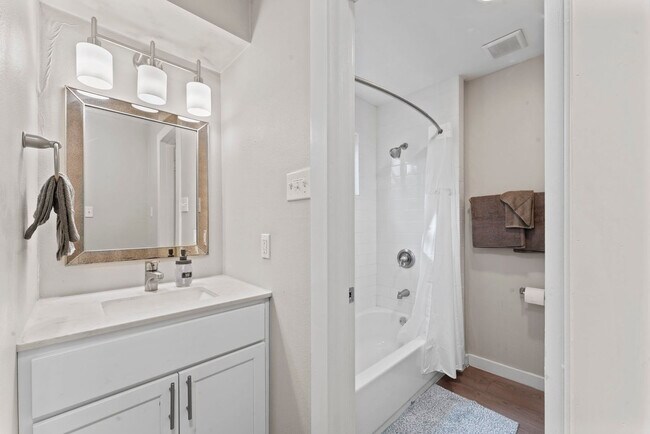 Building Photo - 6811 Great Northern Blvd