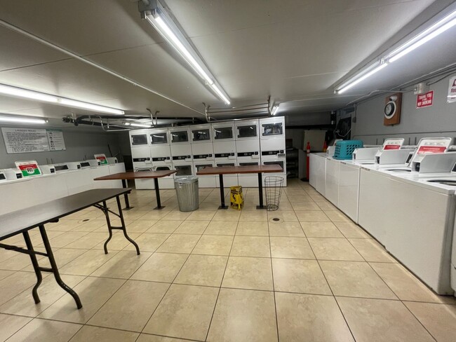 Building Photo - Fantastic Studio Unit w/ parking available...