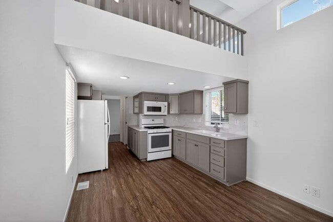 Building Photo - 121 1st Ave