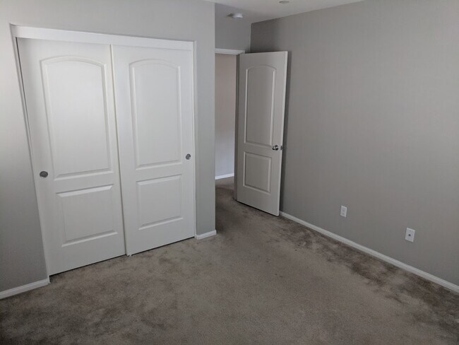 Building Photo - Available Now! Clean and move in ready 4 Bedroom Home in Murrieta