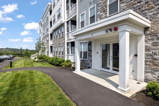 Building Photo - 2 Stratton Dr