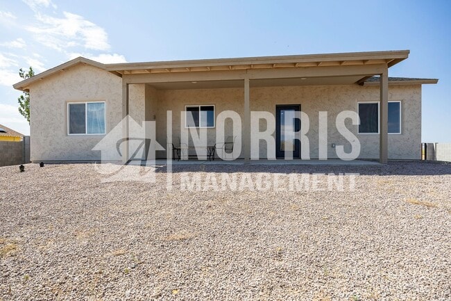 Building Photo - Beautiful Upgraded Home with Furnishings i...