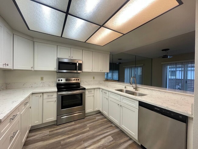 Building Photo - Clean and Updated 3 bed 2 bath House with ...