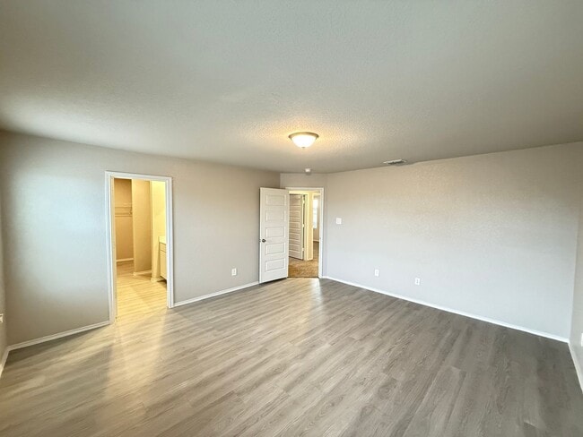 Building Photo - 4 Bedrooms, 2.5 Bathroom house with a huge back yard in New Braunfels!