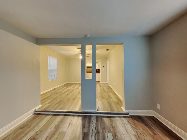 Building Photo - Charming 3 Bed Home with Fenced Yard in Tampa, FL