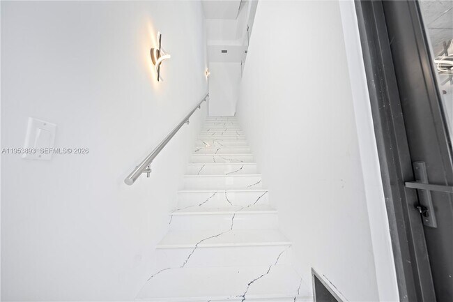 Building Photo - 526 SW 2nd St