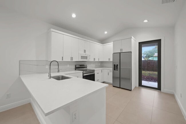 Building Photo - 633 55th St