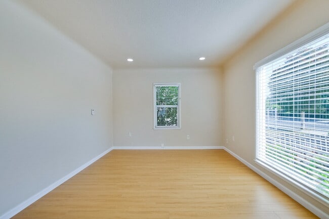 Building Photo - Bright, Clean and Cozy 2BR, 1BA Single Fam...