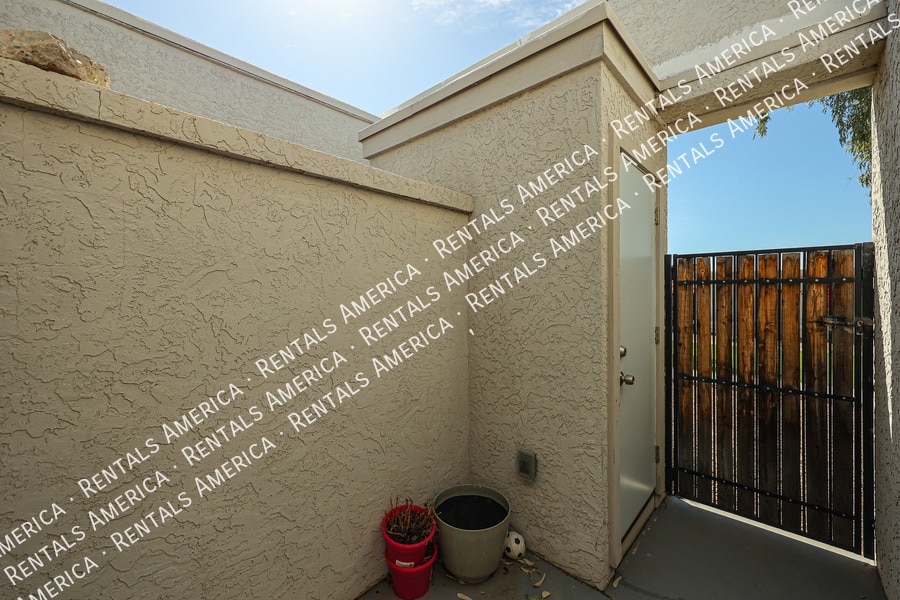 Building Photo - 10815 W Northern Ave