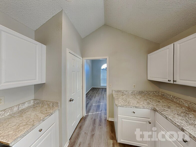 Building Photo - 709 De Soto Dr