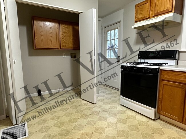 Building Photo - Two Bedroom Home