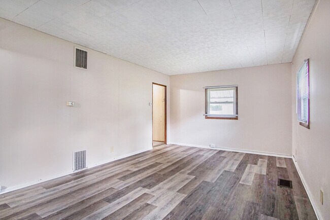 Building Photo - Three bedroom south side retreat