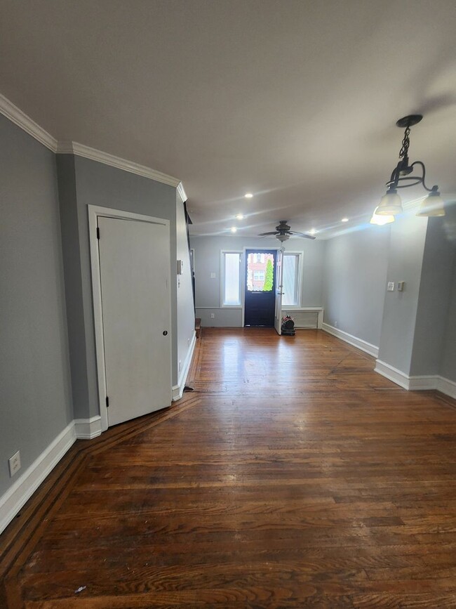 Building Photo - East Oak Lane House for rent with front po...