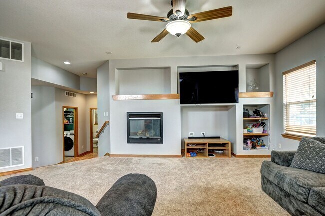 Building Photo - Canterberry Crossing Parker CO 4 bed 3 bat...