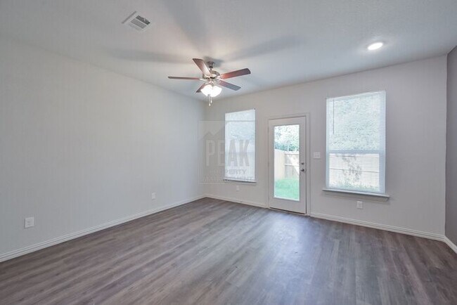 Building Photo - $1500! Stylish 2BR Townhome with 15 Minutes from Downtown Fort Worth Stockyards! Free application...
