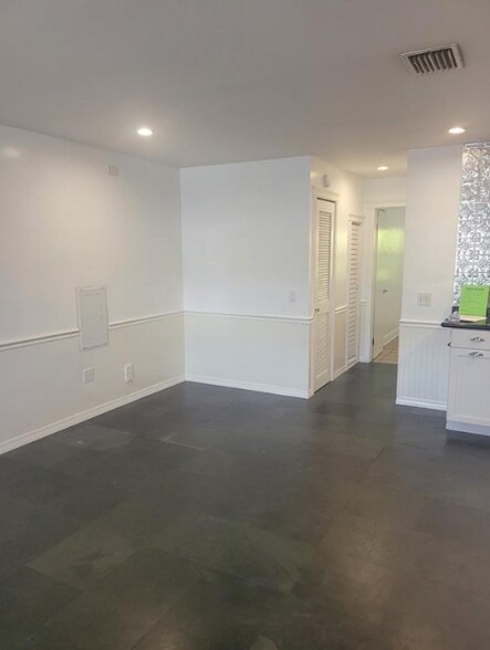 Building Photo - 815 Middle River Dr