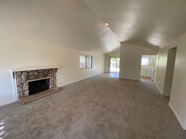 Building Photo - 3 Bedroom 2 Bathroom Home In Rosemont