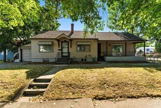 Building Photo - Spacious 4 Bed, 3 Bath Corner Lot Home!