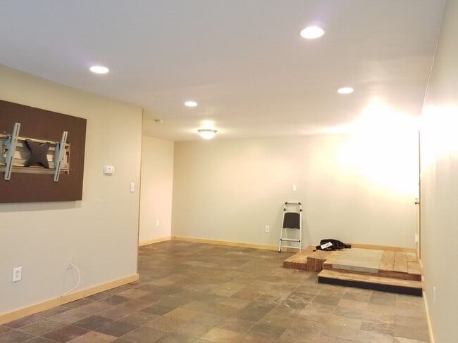 Building Photo - Extremely Well Maintained Second Level Condo Available mid-March!