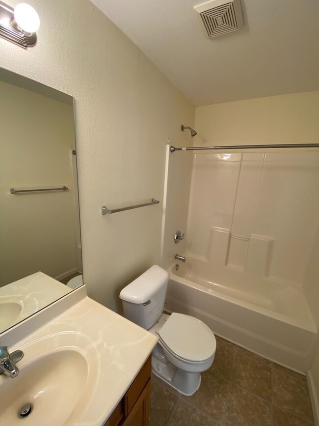 Building Photo - Cozy 2 Bedroom, 2 Bathroom Duplex