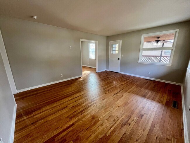 Building Photo - 3 Bedroom, 2 Bath Ranch located in Guilford Hills!!