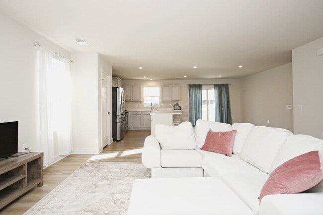 Building Photo - One Level Living With Amenities!