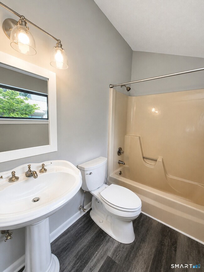 Building Photo - 12 Greenbriar Dr