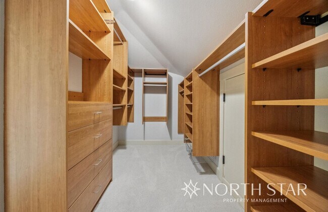 Building Photo - Stunning Bull Mountain Estate