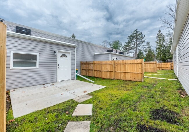 Building Photo - 2207 Aurora Dr