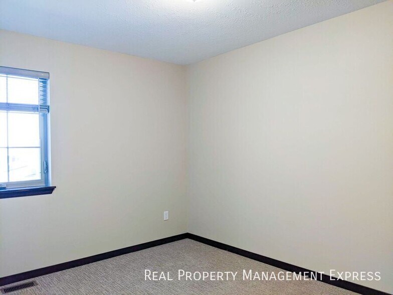Building Photo - 3 Bedroom 2.5 Bathroom Single Family Townhome