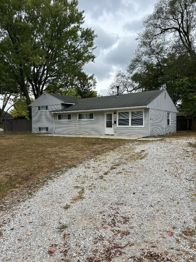 Building Photo - REDUCED! 4 Bedroom, 2 Bath, Single House i...