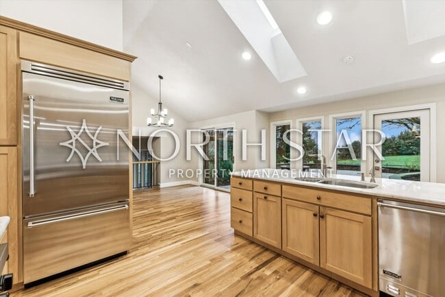 Building Photo - Escape to the Country, Spacious Contemporary in Wilsonville