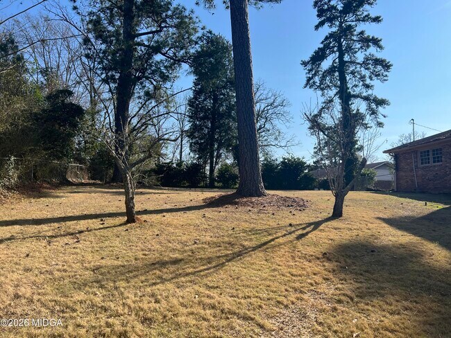 Building Photo - 853 Captain Kell Dr